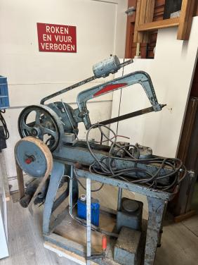 Metaal beugelzaagmachine