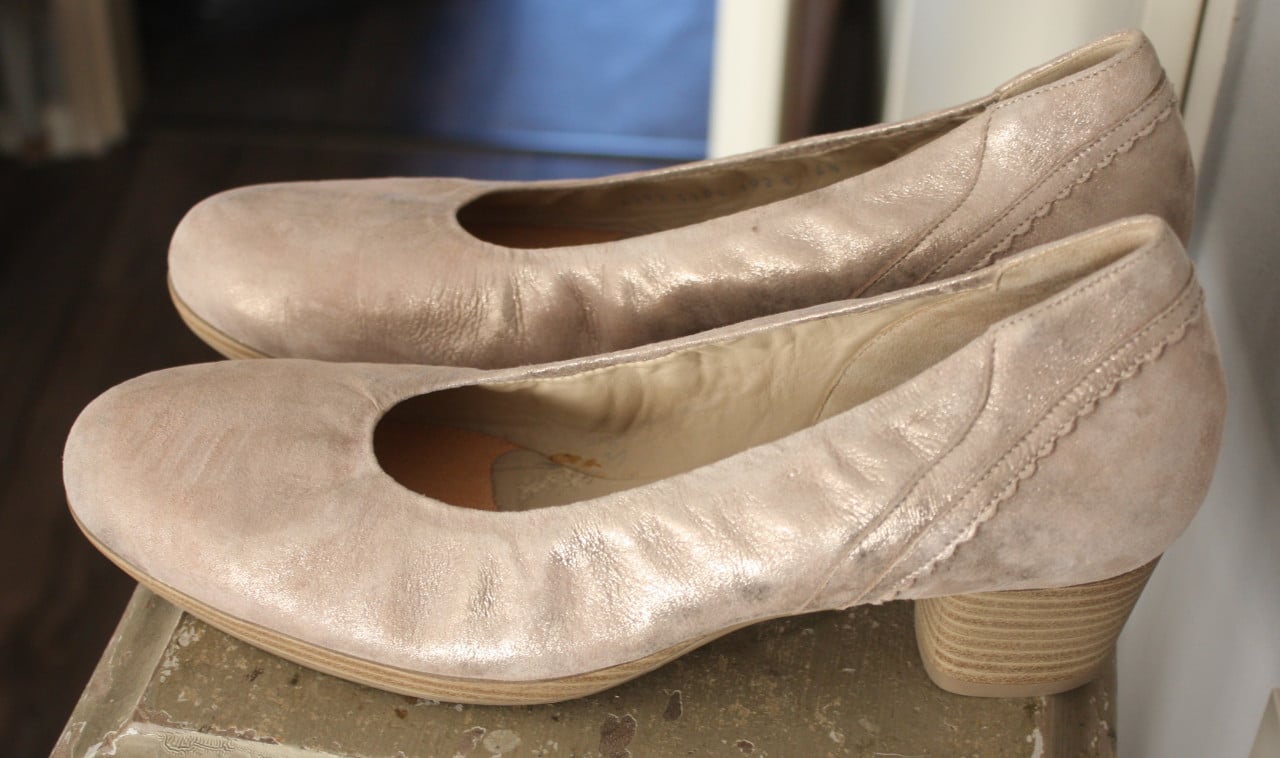 Beige met goudglood  pump maat 6,5