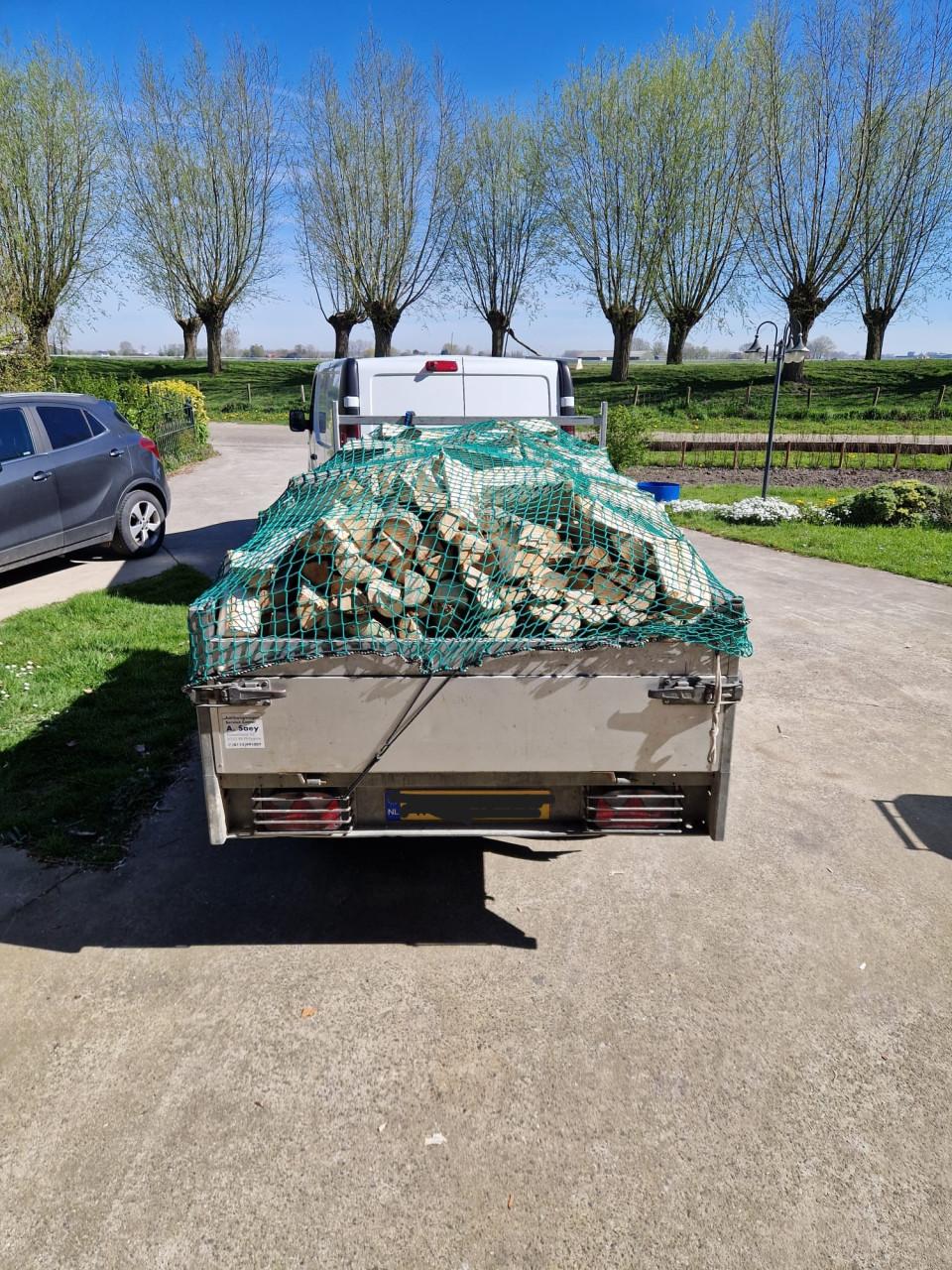 Haardhout gezaagd en gekliefd