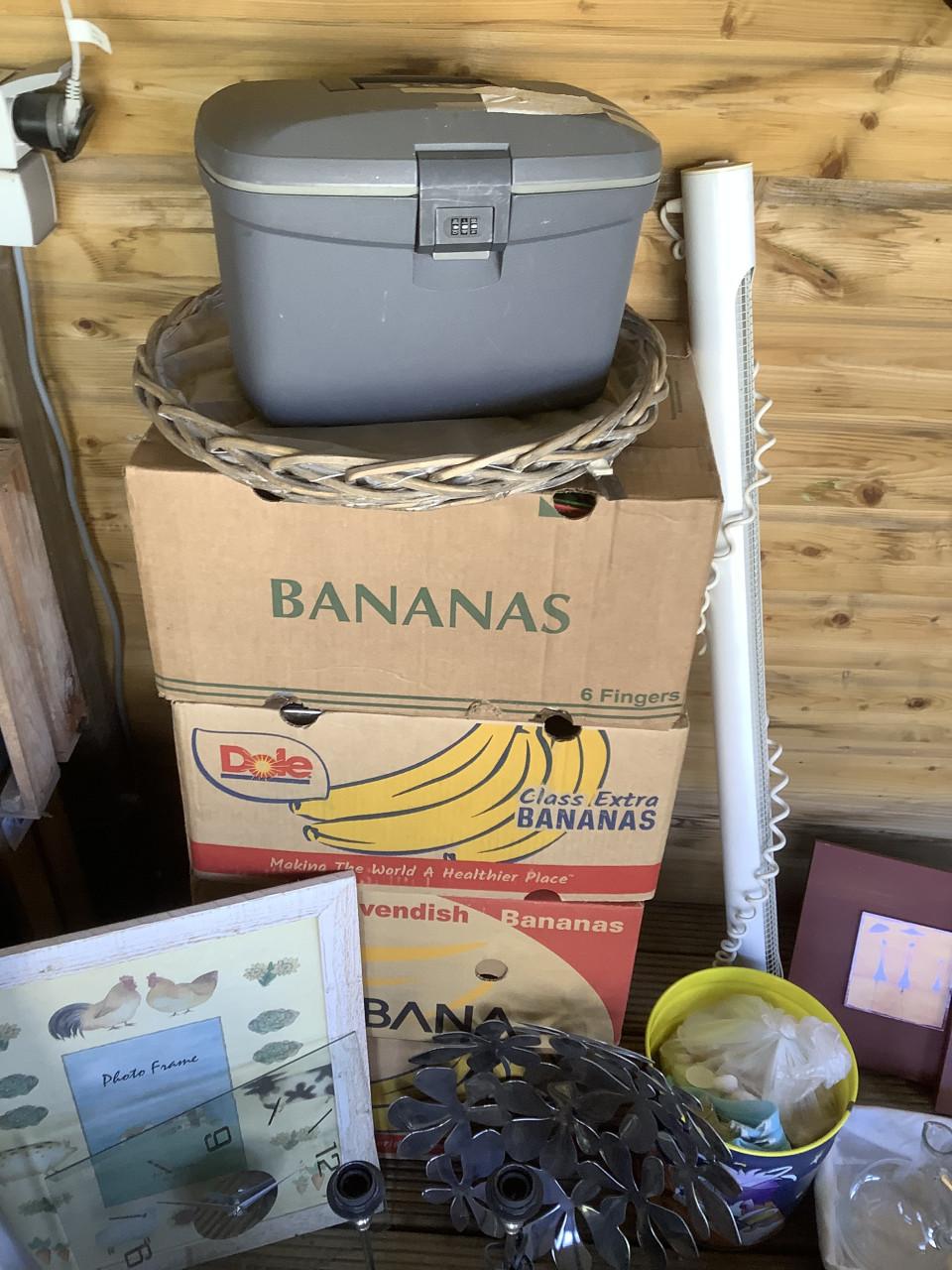 Partij nette Rommelmarkt spullen, 5 dozen vol en wat grotere spul.