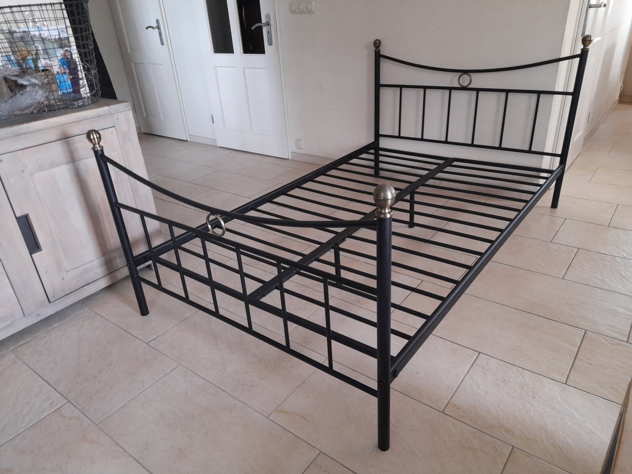 Metalen bed 120 x 200 met matras en beschermer( in goede staat )