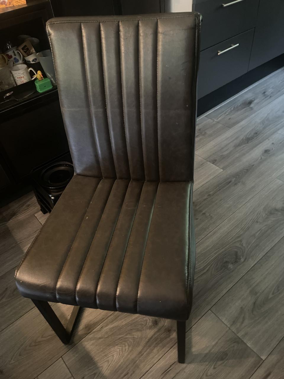 Eettafel met stoelen