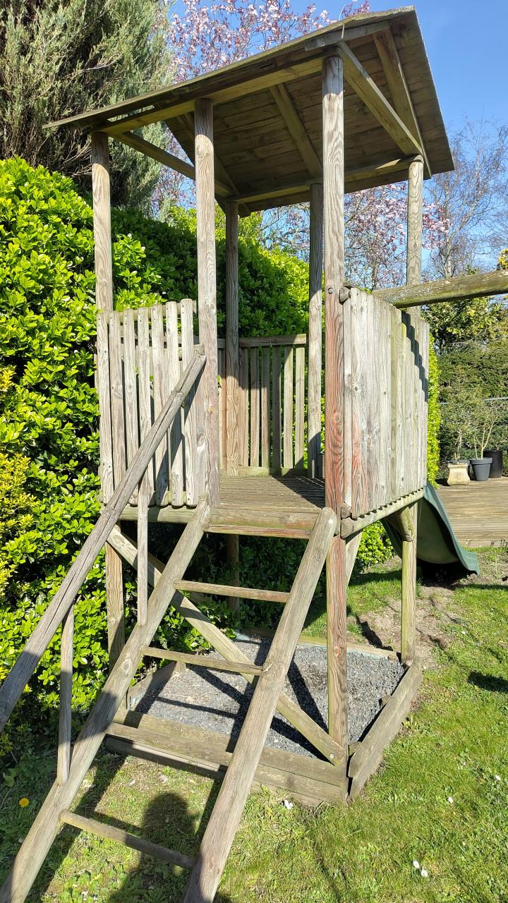 Speelhuisje met glijbaan en schommel