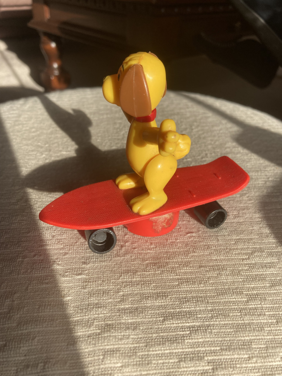 Drukknop figuur hond op skateboard