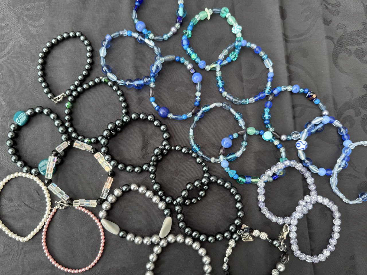 Armbandjes en Sleutelhangers. NIEUW met GLAZEN kralen. Passen altijd.