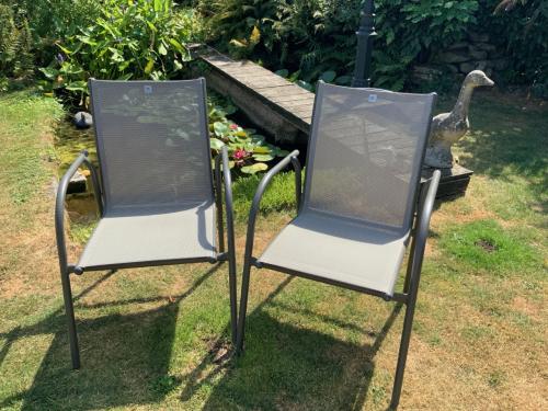 8 stapelbare reservestoelen voor elk tuinfeest!