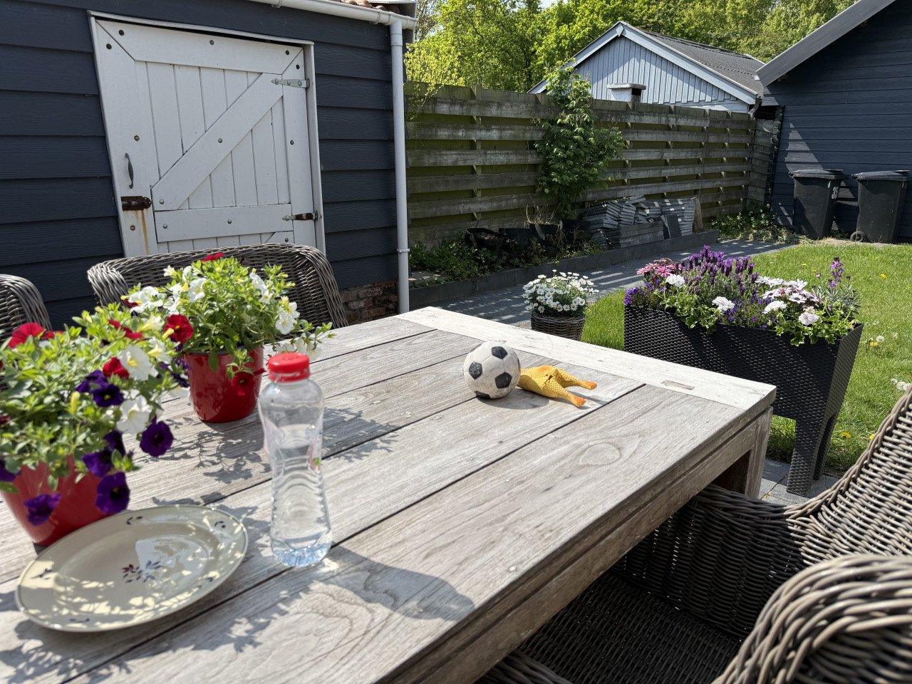 Oude teak tuintafel