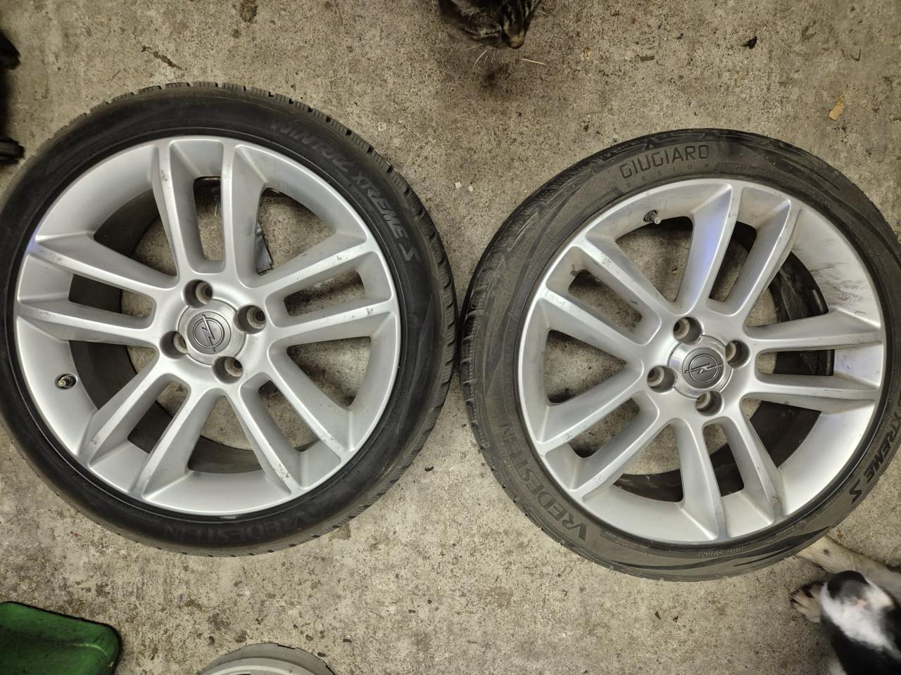 Set van 4 lichtmetalen velgen met winterbanden. Bandenmaat is 205/45 R17.