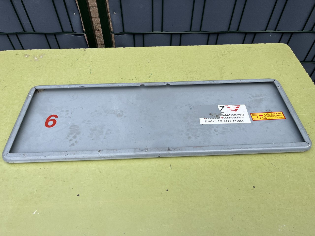 Verkeersbord "matig uw snelheid "