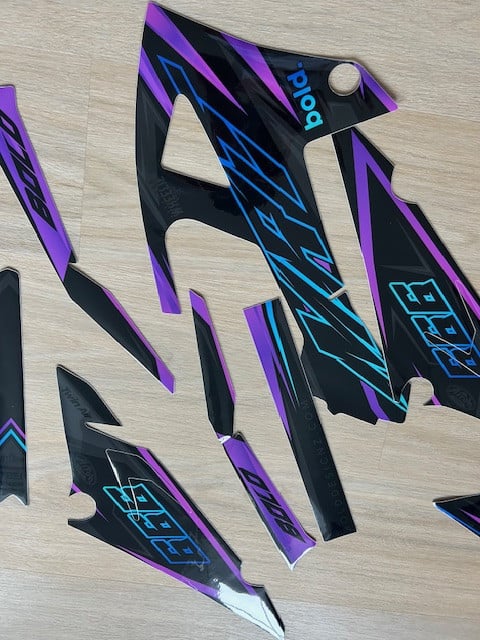 DORTOS Graphics kit purple  (RIEJU MRT 50  (model 2024)    NIEUW!! NIEUW!!