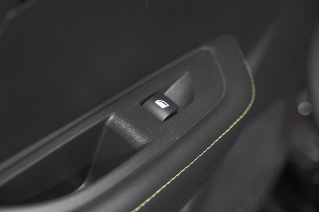 Peugeot 208 1.2 hybrid 145 e-dcs6 gt | alcantara pakket | camera | apple ca