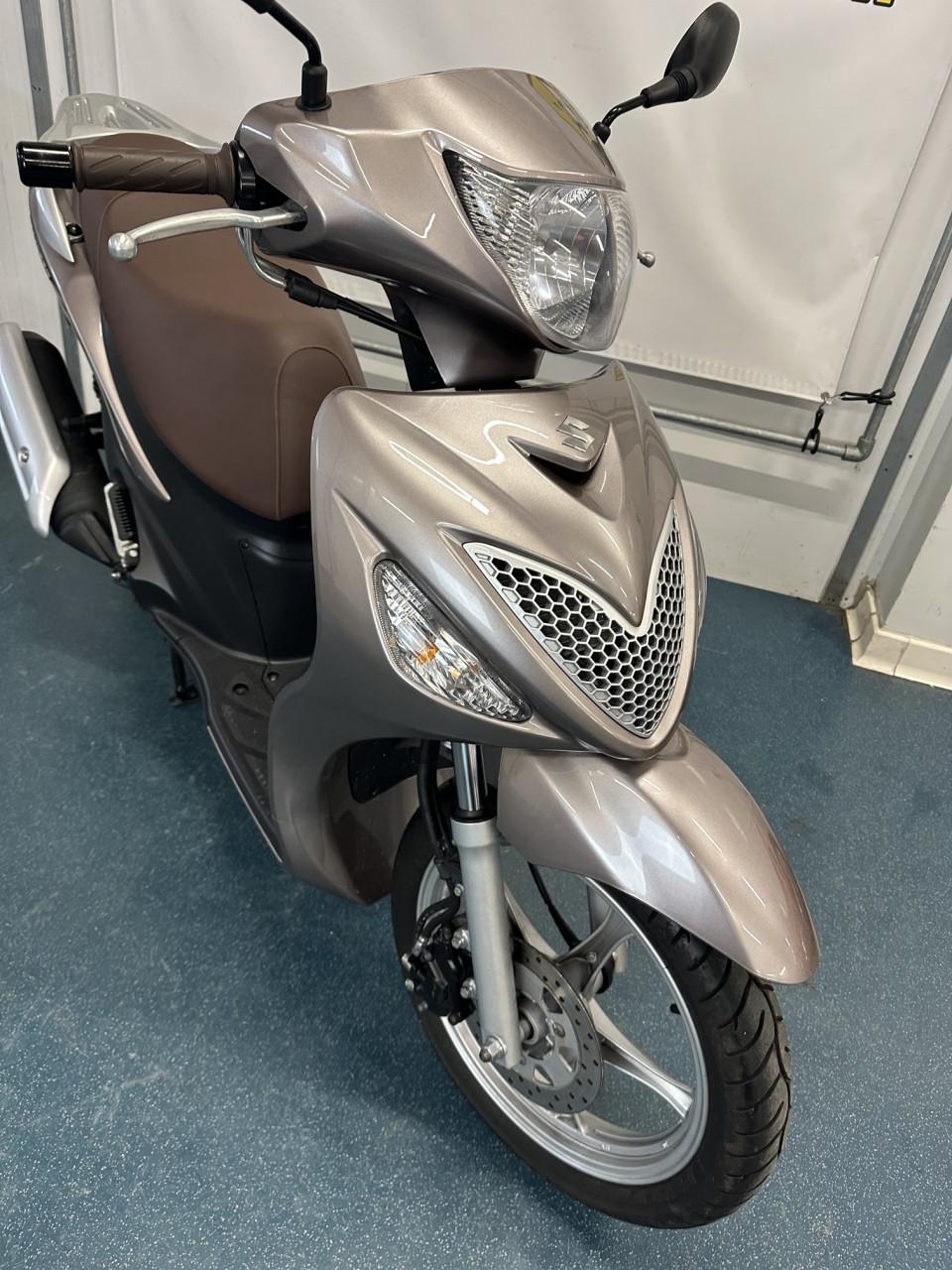 Suzuki Sixteen 150 2012 met zeer lage km stand