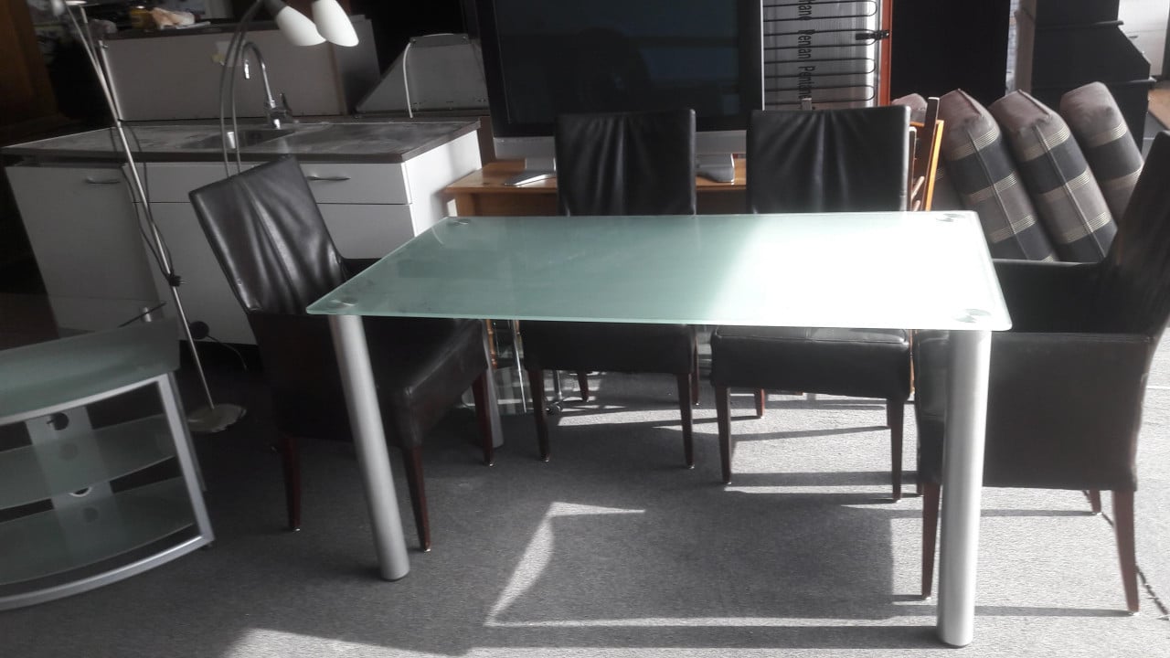 Glazen design salontafel en eetkamer tafel ea inboedel spullen