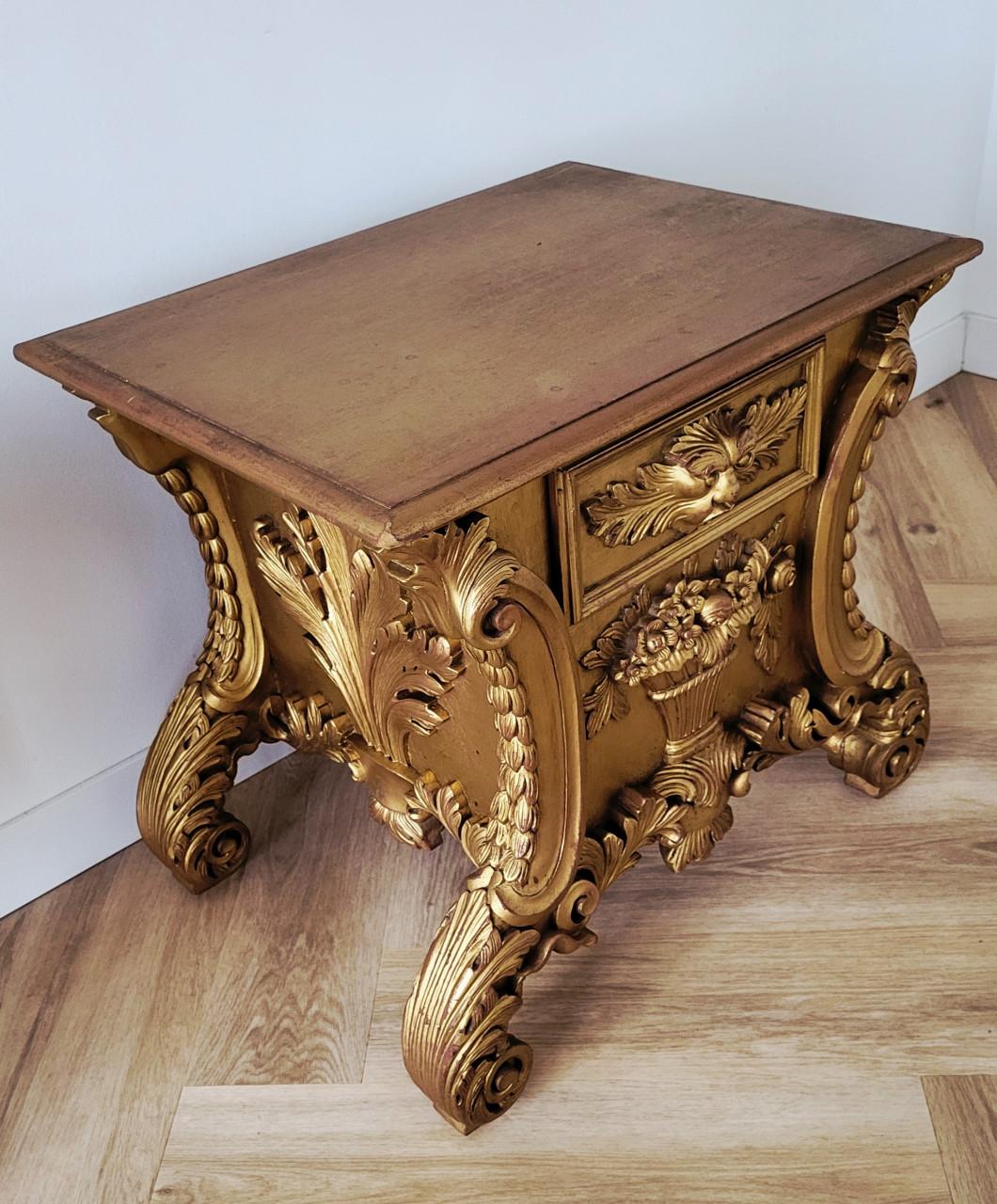 Goudkleurige barokstijl meubelstuk Louis XV-stijl