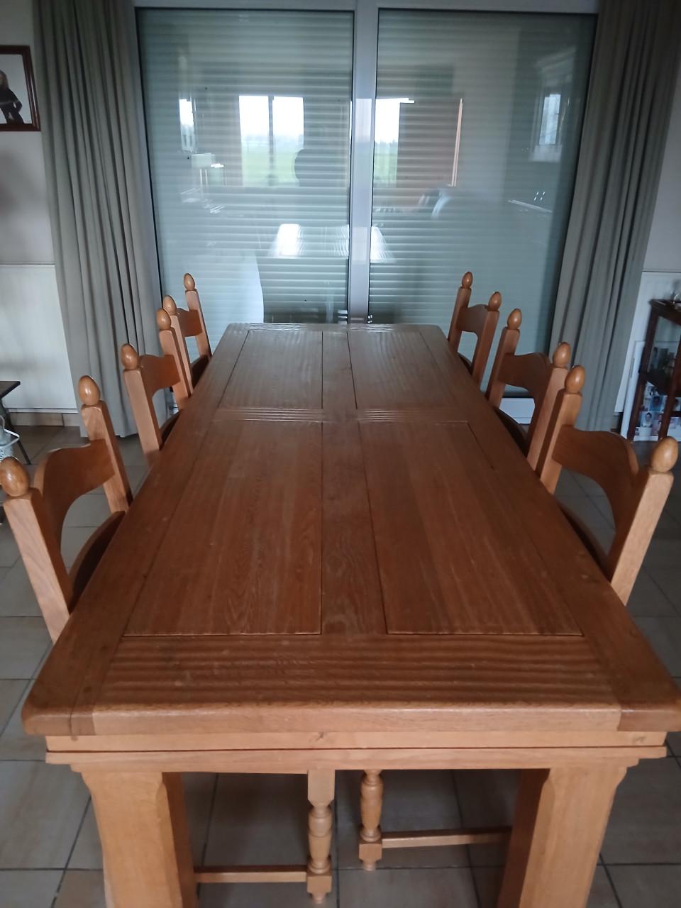 Tafel met stoelen