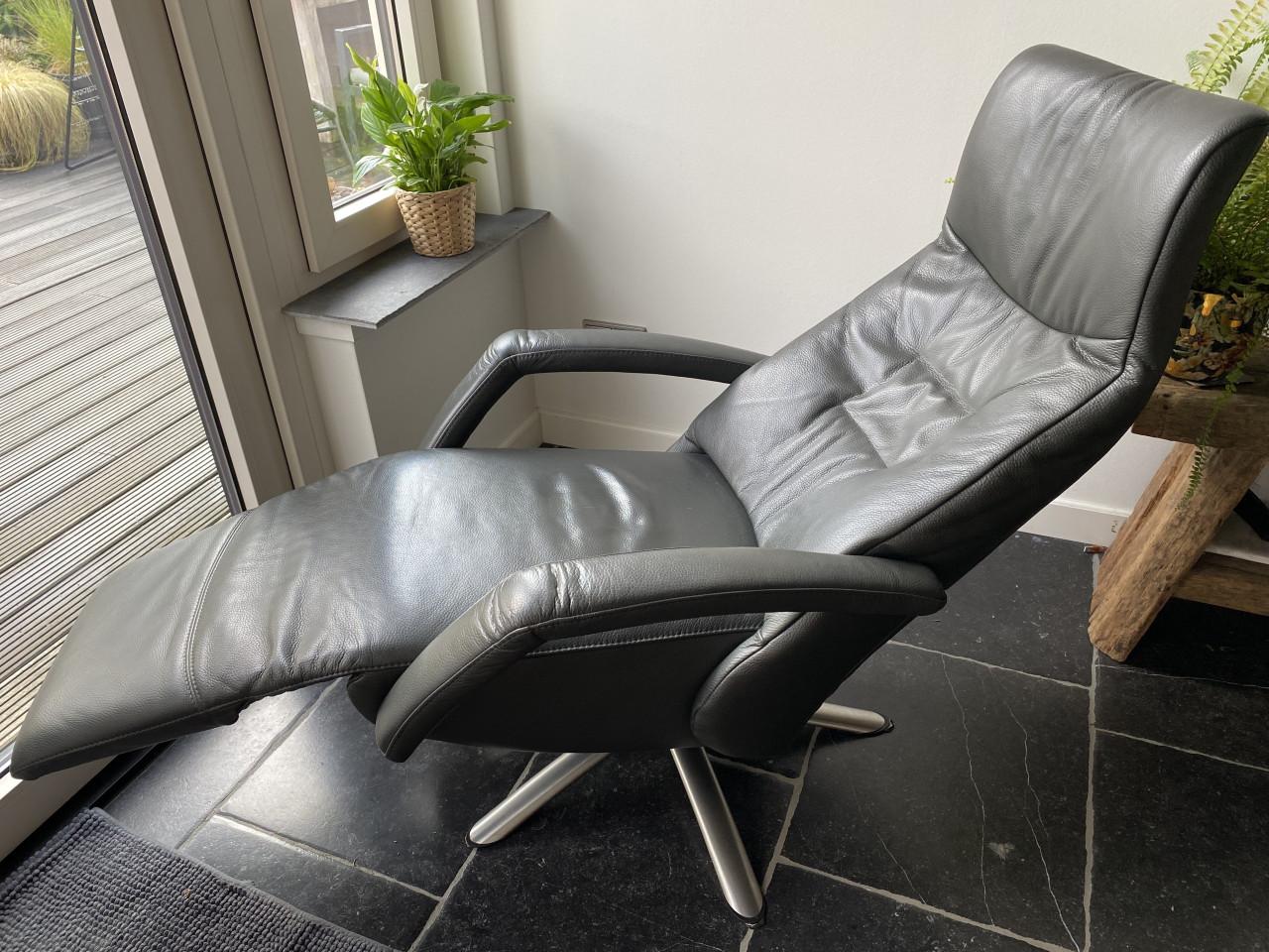 Prachtige De Toekomst model Twice sta op stoel met accu