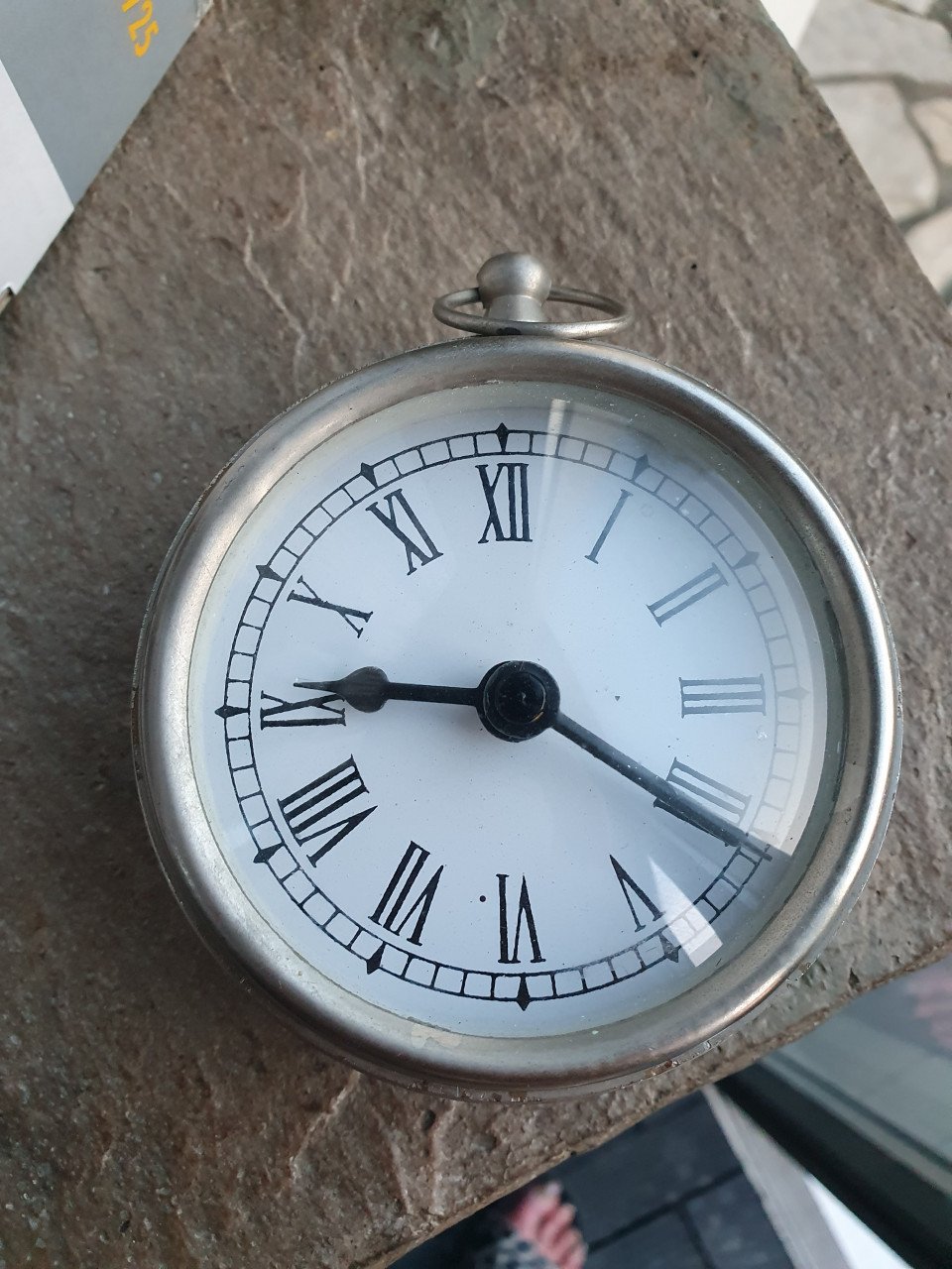 Mooie grote werkende zware klok, iets groter dan een zakhorloge....
