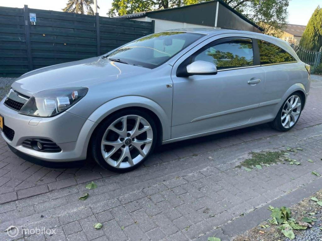 Opel Astra gtc 1.6 executive grote beurt gehad