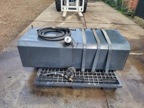 Brandstoftank 400 liter met tankpomp en pistool