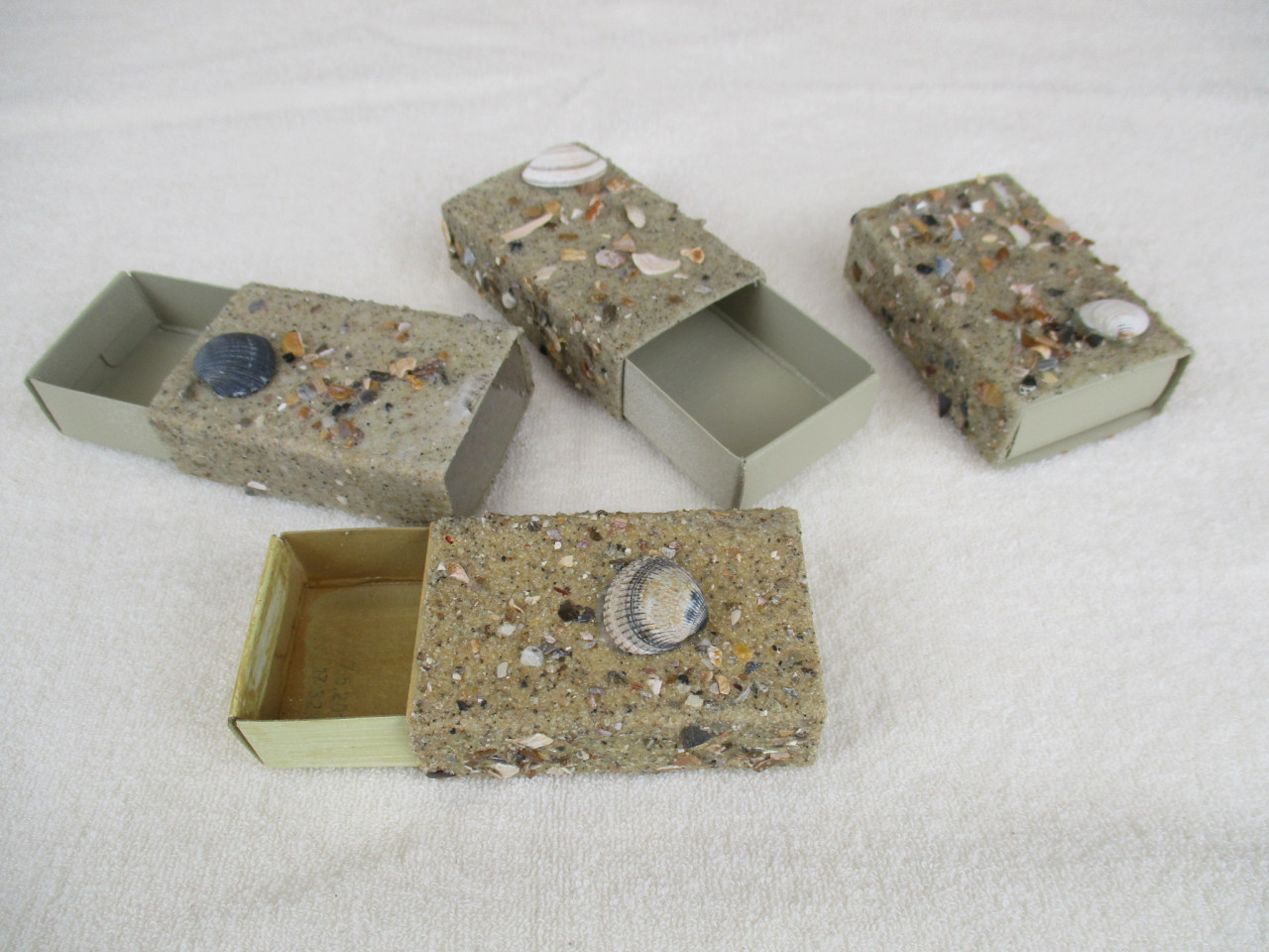 24 kleine cadeau doosjes met schelpje, strand thema