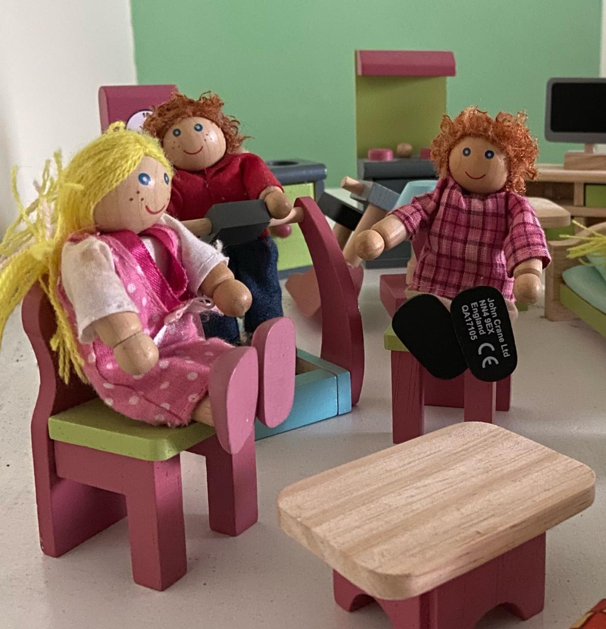 Poppenhuis van hout met toebehoren