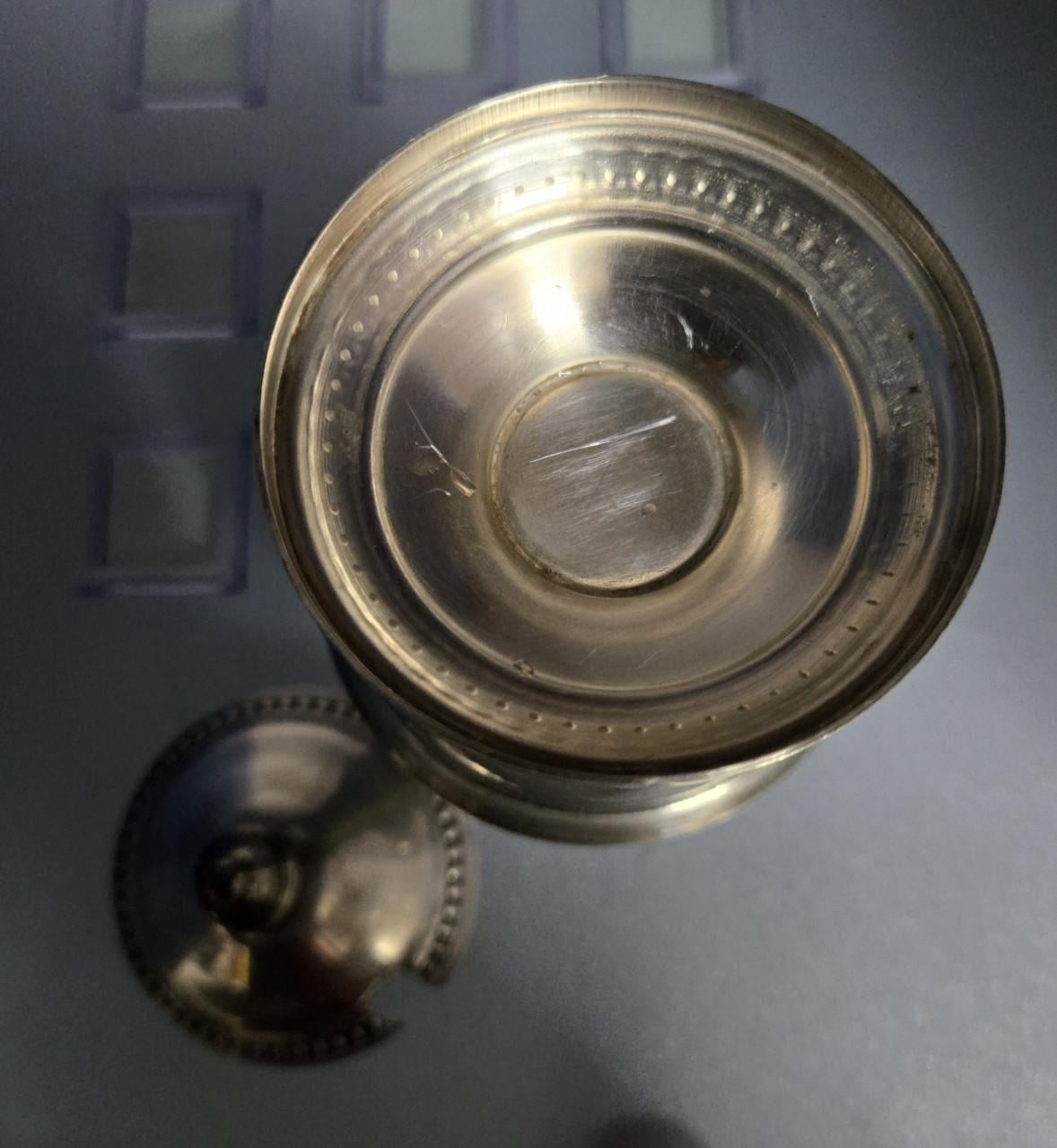 Antieke balustervormige mosterdpot (moutardier).Verzilverd tin,