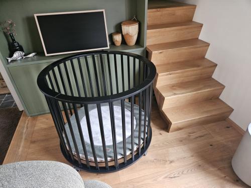 Ronde zwarte baby box met deksel en Boxmatras.