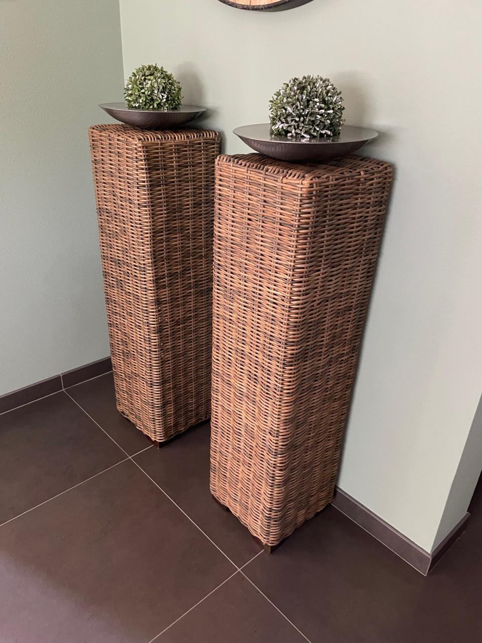 Te koop; 2 leuke wicker pilaren voor binnen of buiten.