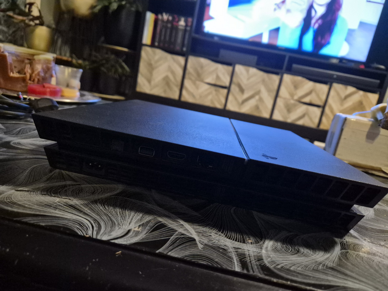 Ps4 500gb met 2 controllers en 2 spellen