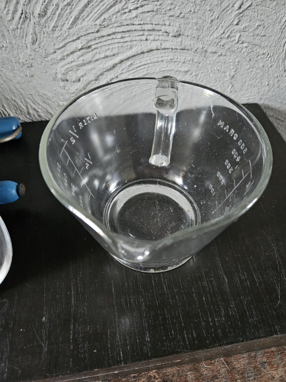 Jaren 50 mooie complete handmixer met glazen maatbeker
