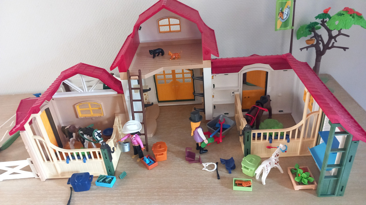 Playmobil manege met weide/boxen(6926) en wasplaats(6929)