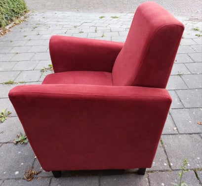Lekker zittende rode fauteuil, leuk voor starters of studentenkamer