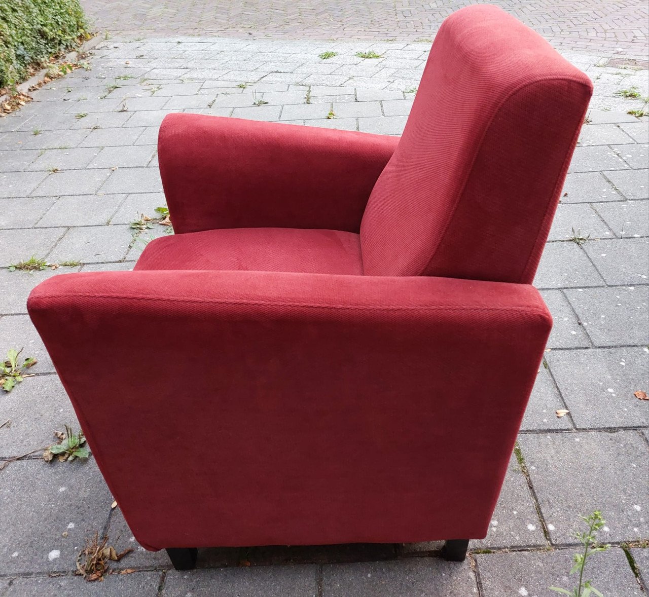 Lekker zittende rode fauteuil, leuk voor starters of studentenkamer