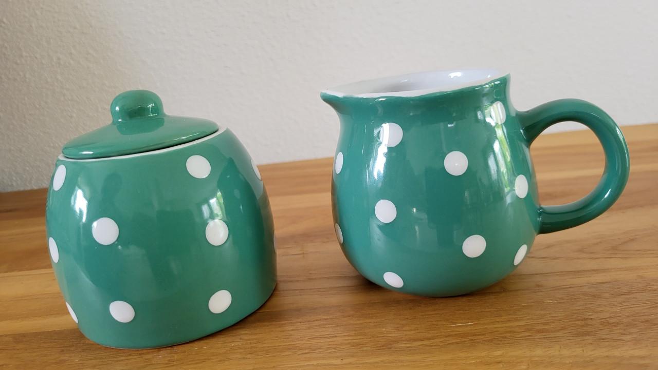 Union Pacific Tableware polkadot suikerpot en melkkan