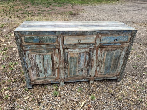 PRACHTIG DRESSOIR MET VLEUGJE KLEUR
