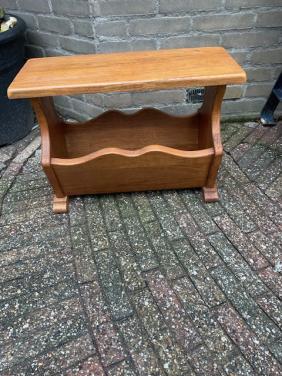 Massief Eikenhouten lectuurbak breed 55 cm. hoog 39 cm.