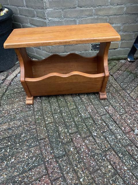 Massief Eikenhouten lectuurbak breed 55 cm. hoog 39 cm.