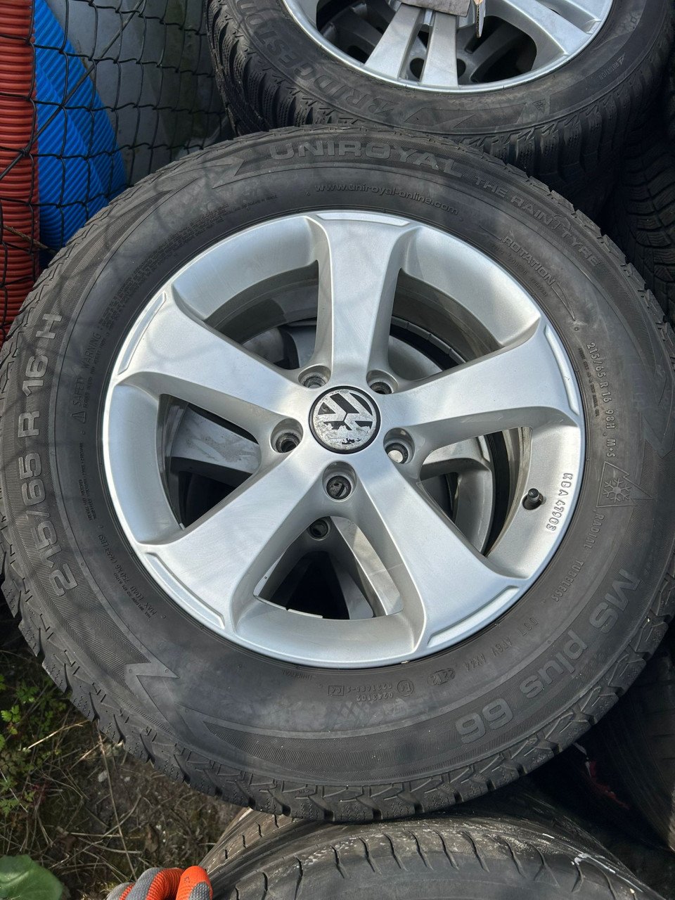VOLKSWAGEN ALUMINIUM VELGEN MET UNIROYAL WINTER BANDEN