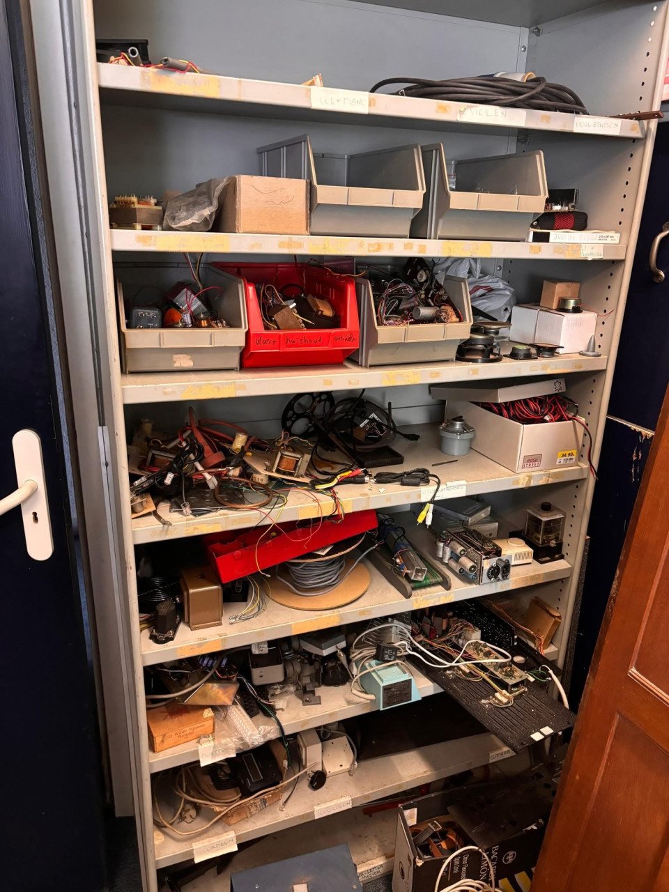 Werkplaats inboedel met audioapparatuur, onderdelen en tools