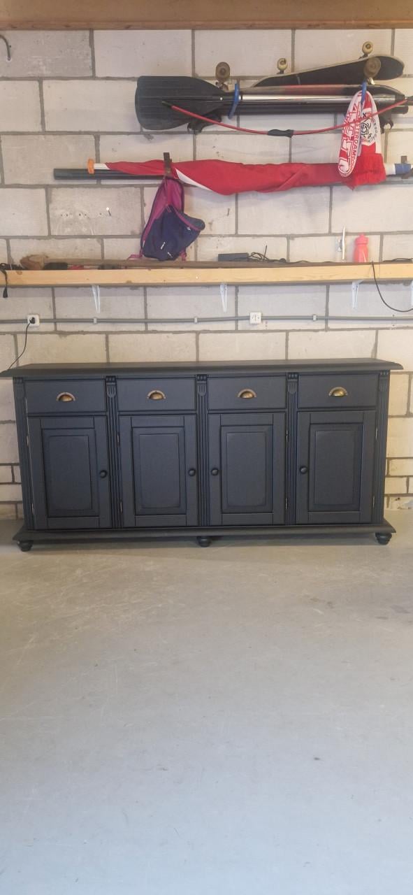 Mooi en ruim dressoir in mat zwarte kleur