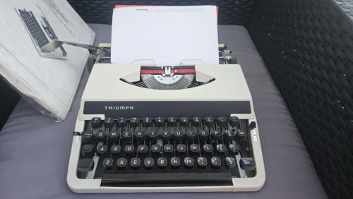 Triumph mechanische typemachine met koffer en handleiding