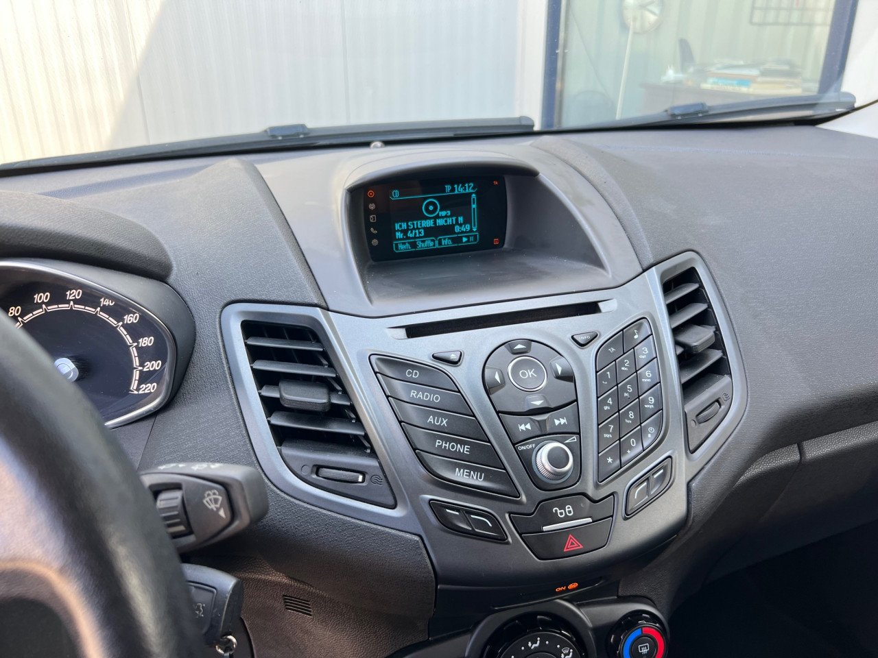 Zeer fraaie Ford Fiesta uit 2015 met 67.000 km Automaat!!