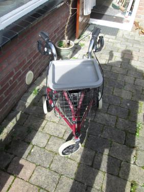 Compacte rollator met 3 wielen
