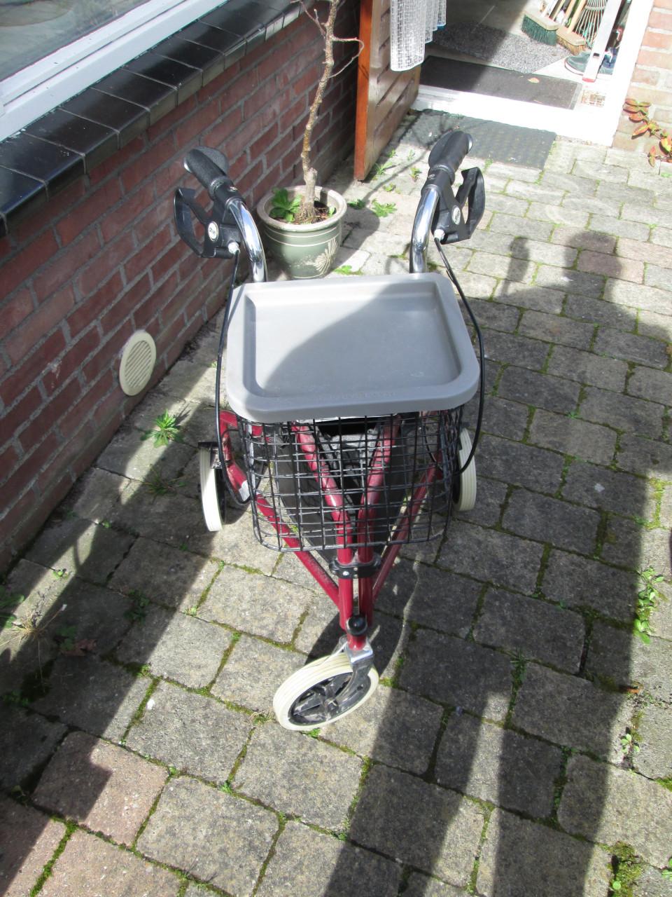 Compacte rollator met 3 wielen