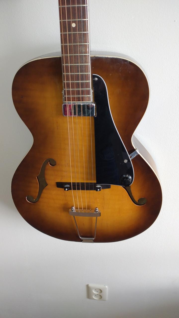 Silvertone vintage archtop ca 1964 met neck reset en Kent Armstrong pickup