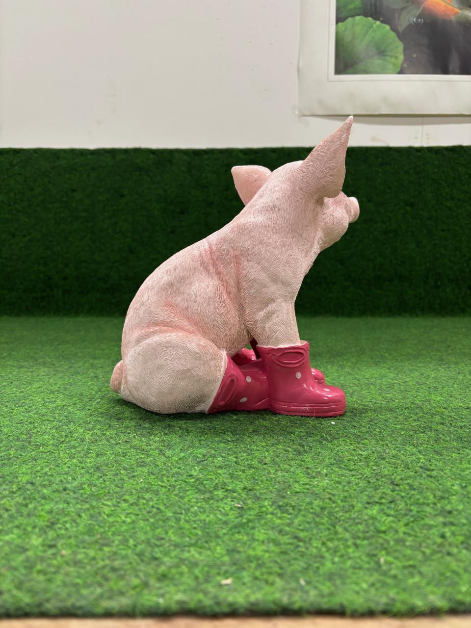 Varken zittend met fuchsia laarzen polkadot