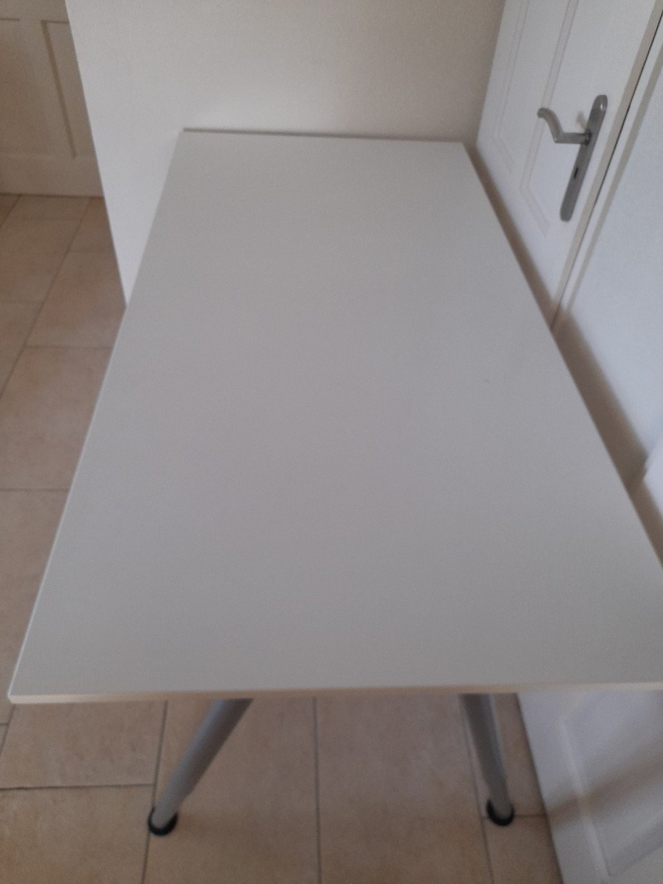 Wit bureau 80 x 160 (in goede staat ) in hoogte verstelbaar tot 1meter hoog