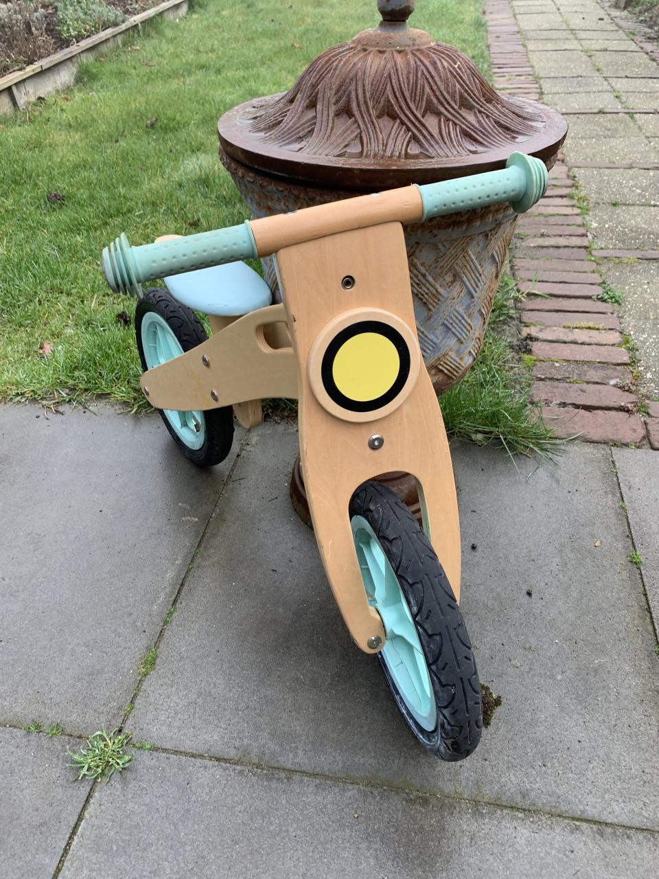Leuk houten loopfietsje met mintgroene accenten.
