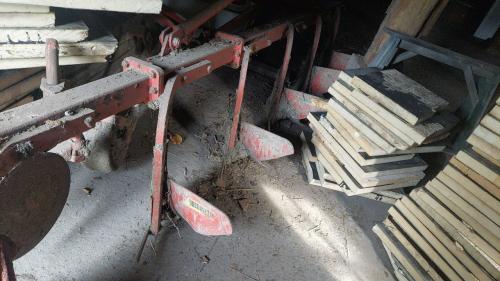 Zesschaar stoppelploeg en een cultivator, kongskilde.