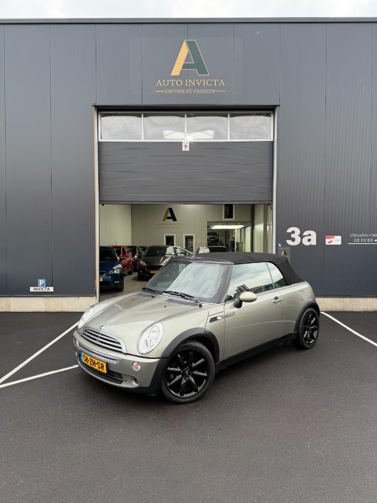Mini Cooper Cabrio 1.6 - sidewalk